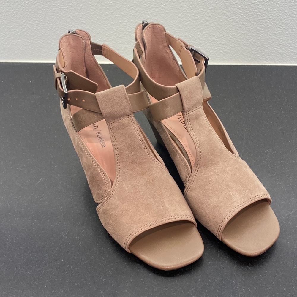 Donald Pliner size 8.5 wedge sandal